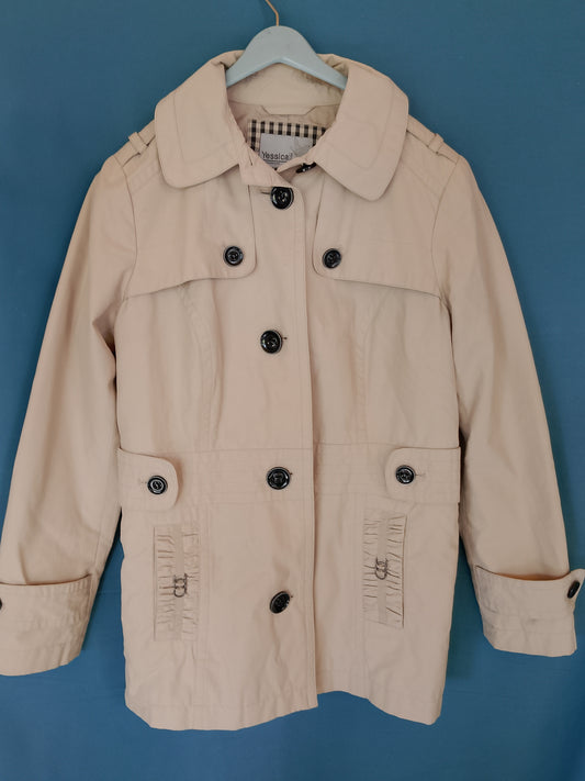 Stil Clasic Reinterpretat: Geacă Scurtă Tip Trench – Eleganță Atemporală pentru Zile Reci!