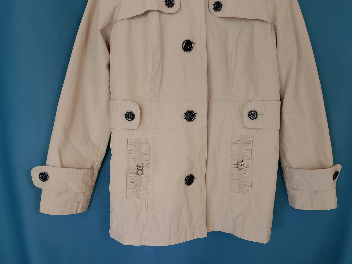Stil Clasic Reinterpretat: Geacă Scurtă Tip Trench – Eleganță Atemporală pentru Zile Reci!