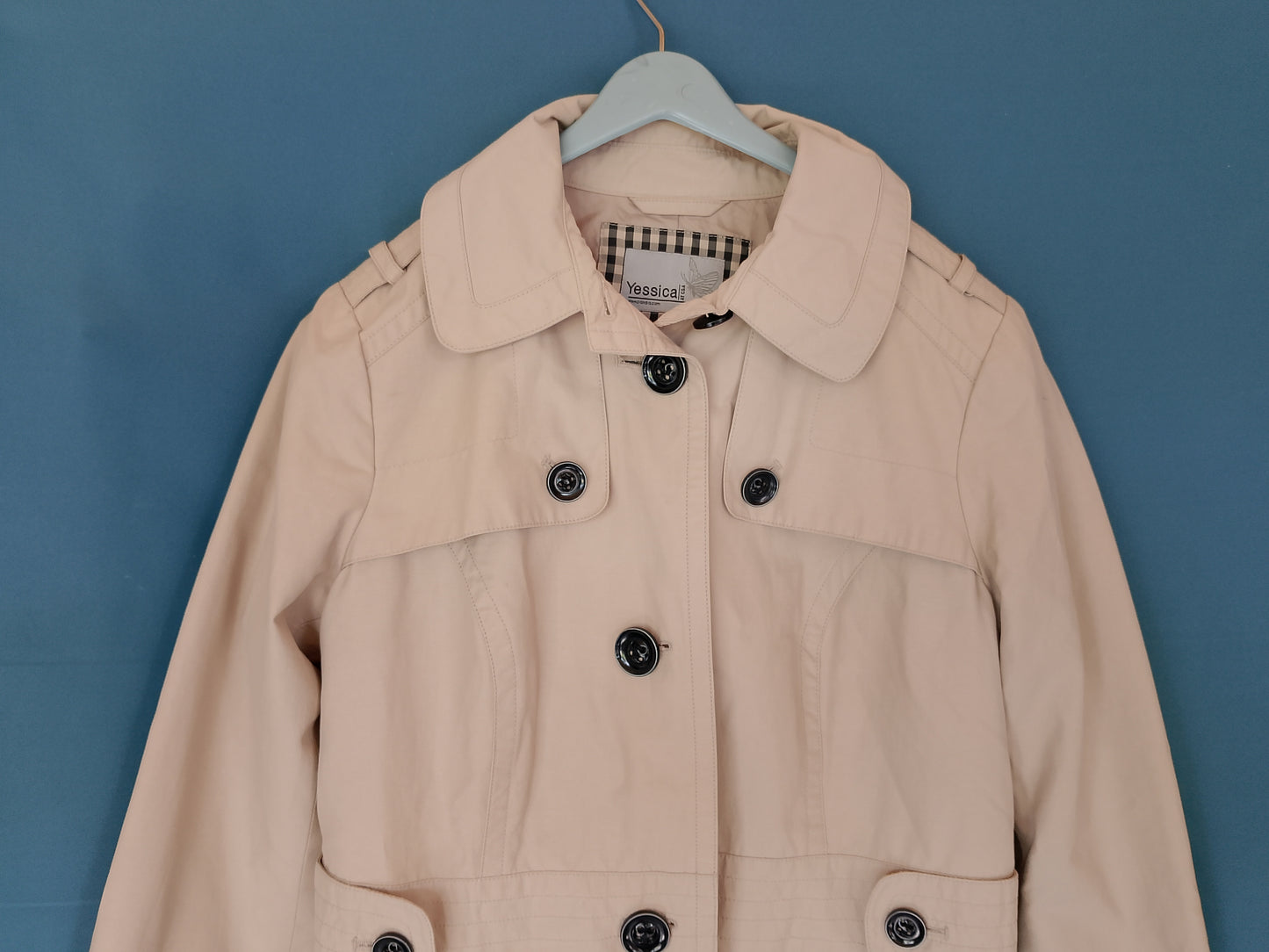 Stil Clasic Reinterpretat: Geacă Scurtă Tip Trench – Eleganță Atemporală pentru Zile Reci!