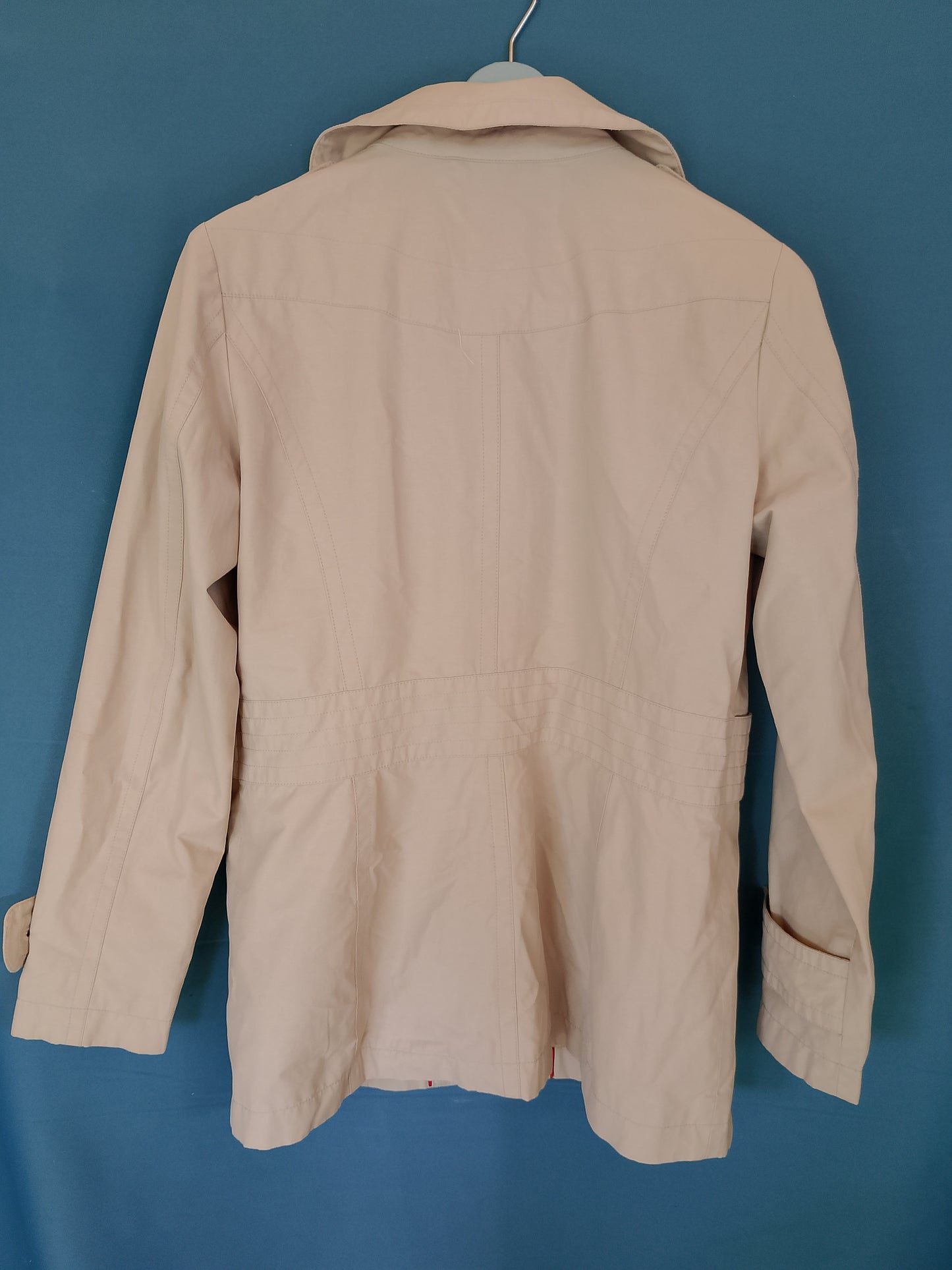Stil Clasic Reinterpretat: Geacă Scurtă Tip Trench – Eleganță Atemporală pentru Zile Reci!