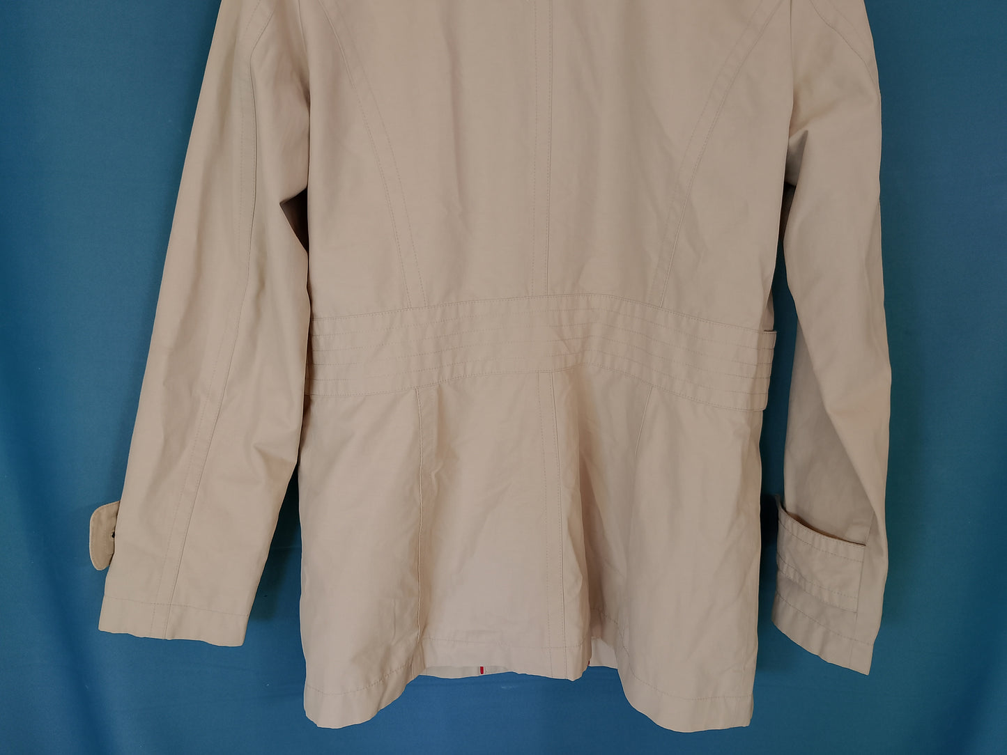 Stil Clasic Reinterpretat: Geacă Scurtă Tip Trench – Eleganță Atemporală pentru Zile Reci!