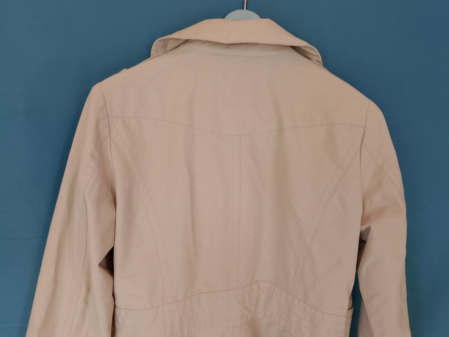 Stil Clasic Reinterpretat: Geacă Scurtă Tip Trench – Eleganță Atemporală pentru Zile Reci!