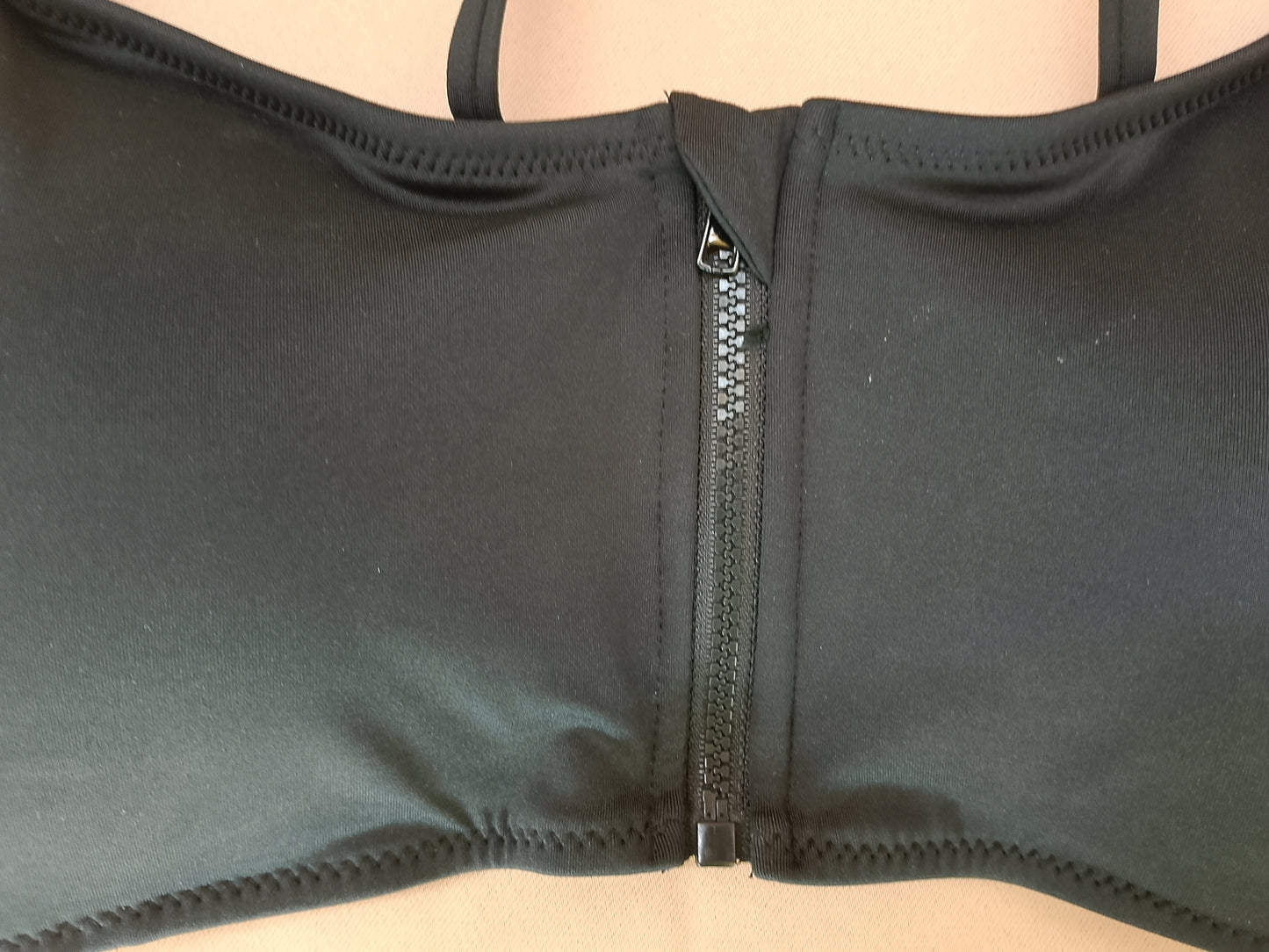 Stil Modern și Sustenabil: Top de Costum de Baie Primark (Reciclat) cu Fermoar! Marime 42.