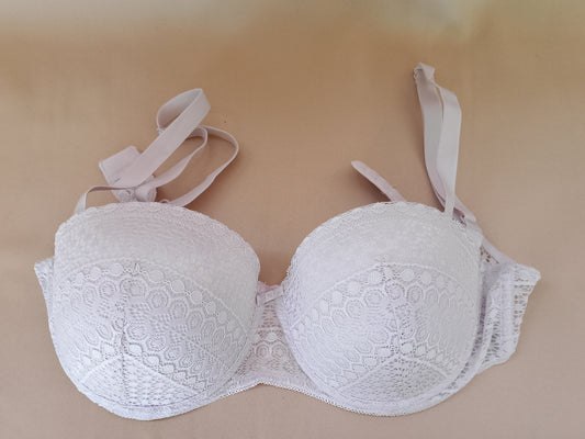 Delicatețe și Suport: Sutien Alb Primark cu Dantelă Romantică – Un Clasic Feminin! 80D