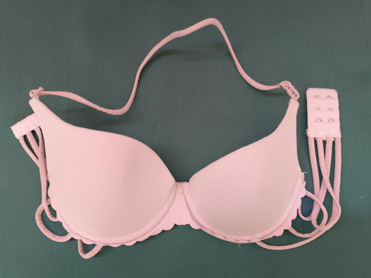 Dantelă Modernă: Sutien Roz Pal cu Dungi Decorative – Eleganță Unică!