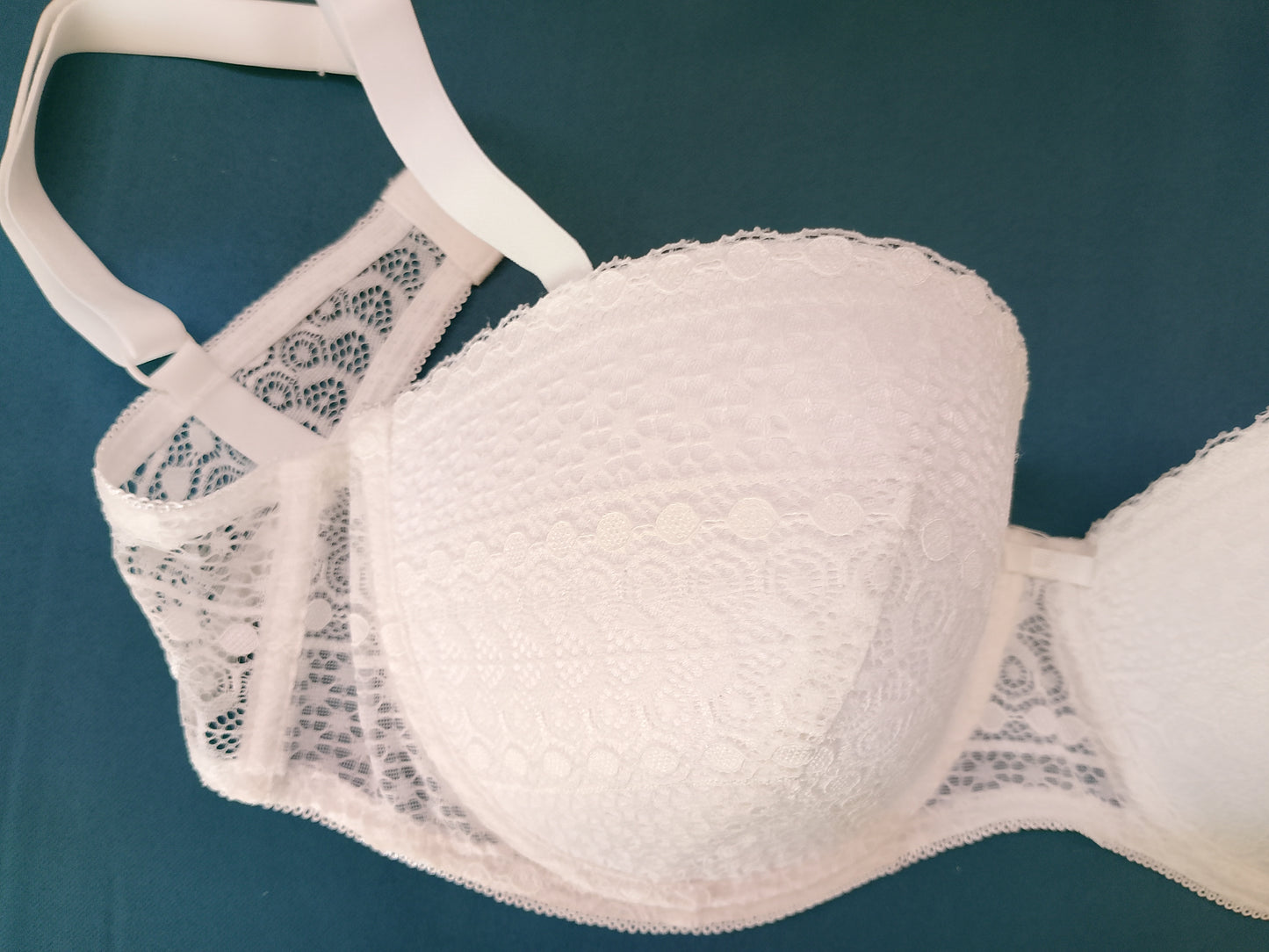 Farmec Romantic: Sutien Alb Primark cu Dantelă Perforată – Eleganță Delicată! 80 D
