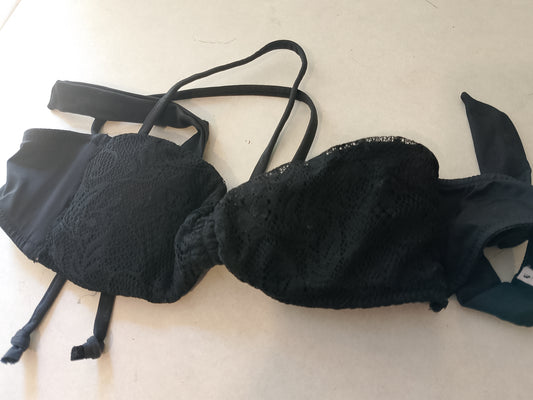 Eleganță la Plajă: Sutien de Baie Negru din Dantelă – Perfect pentru un Look Chic de Vară!