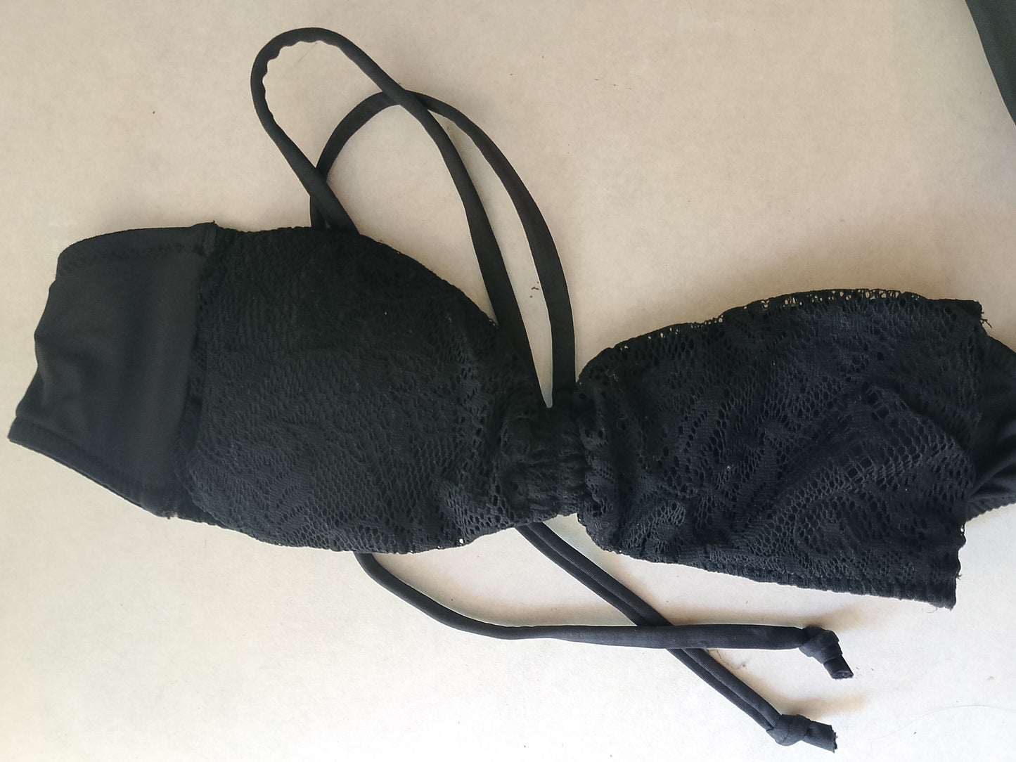 Eleganță la Plajă: Sutien de Baie Negru din Dantelă – Perfect pentru un Look Chic de Vară!