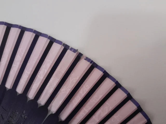 Evantai mov. Design fluturi si flori.