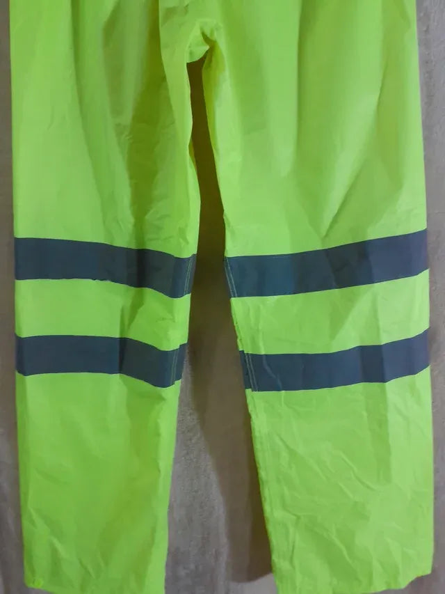 Pantaloni impermeabili reflectorizanti. Noi fara eticheta. Talie 30/ 51 cm.