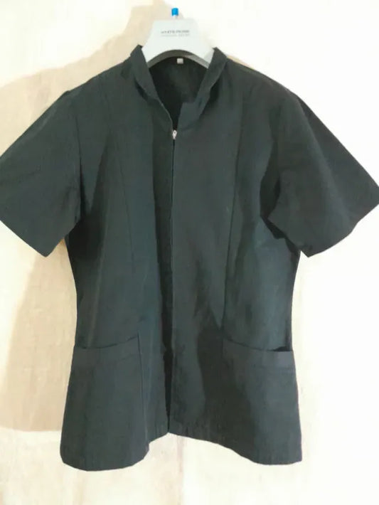 Bluza ospatar, salon coafura, manichiură. Dama. Noua fara eticheta. Marime S.