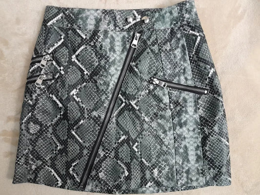 Fusta mini Bershka. Noua fara eticheta. Marime talie 31 cm. S.