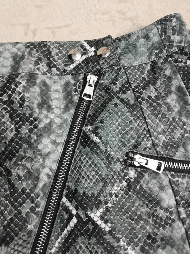 Fusta mini Bershka. Noua fara eticheta. Marime talie 31 cm. S.