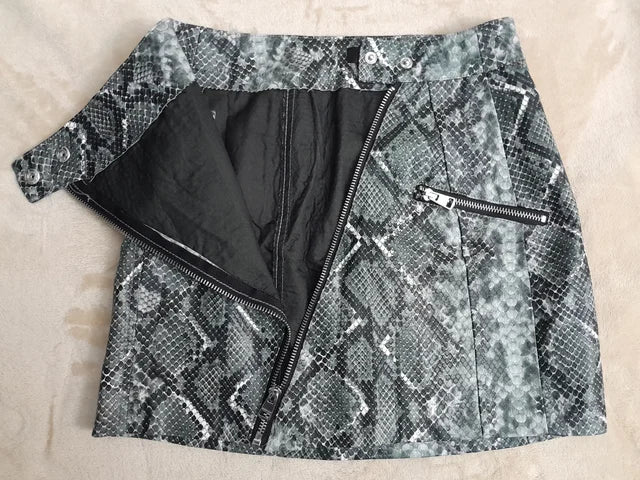 Fusta mini Bershka. Noua fara eticheta. Marime talie 31 cm. S.