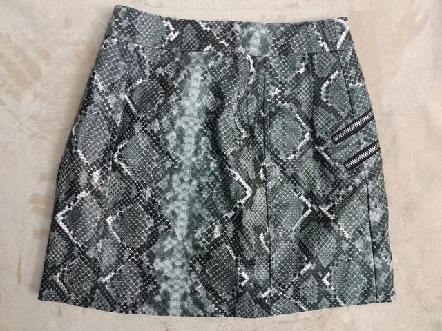 Fusta mini Bershka. Noua fara eticheta. Marime talie 31 cm. S.