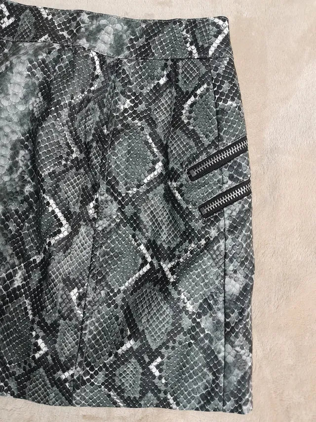 Fusta mini Bershka. Noua fara eticheta. Marime talie 31 cm. S.
