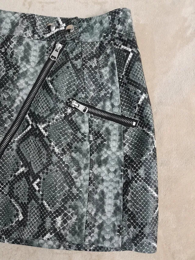 Fusta mini Bershka. Noua fara eticheta. Marime talie 31 cm. S.