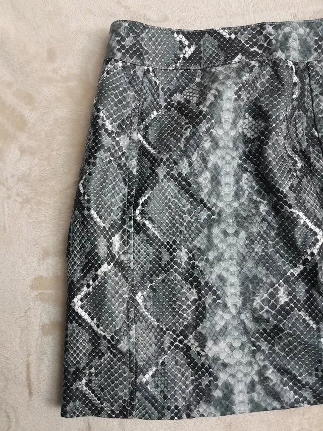 Fusta mini Bershka. Noua fara eticheta. Marime talie 31 cm. S.